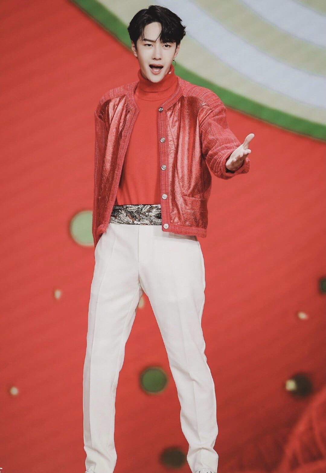 王一博|王一博央视特供手势：被绑架了就眨眨眼