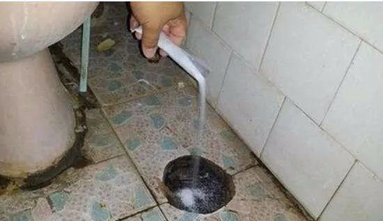 装修时尚家|阳台地漏装4个，邻居笑我钱太多！结果他家积水一屋！