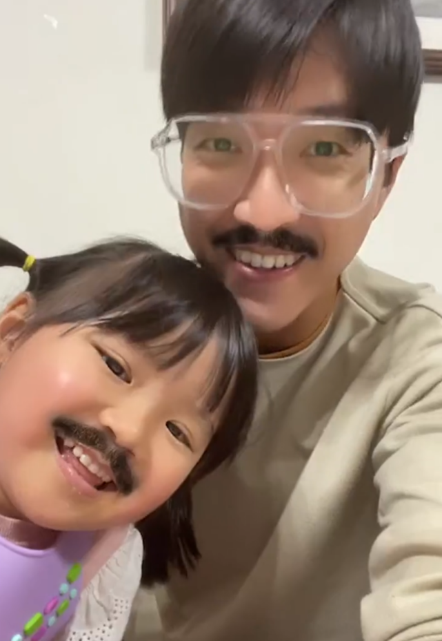 福原爱|懒理福原爱插足传闻，江宏杰与两子女开心过圣诞，气氛超温馨