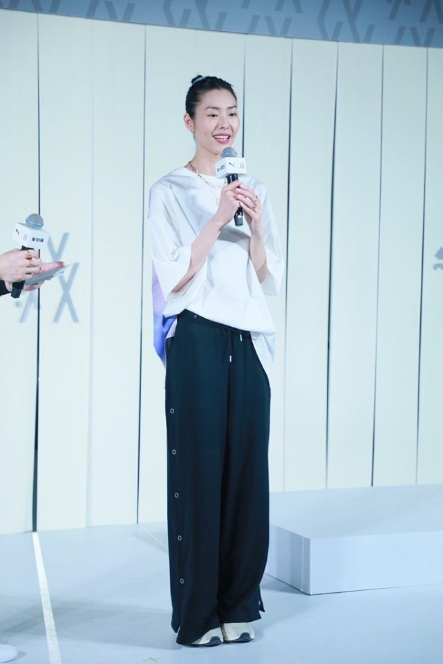 白小白的衣橱|刘雯的“超模身材”真不是盖的,穿T恤也得打个结,秀出腰条真美