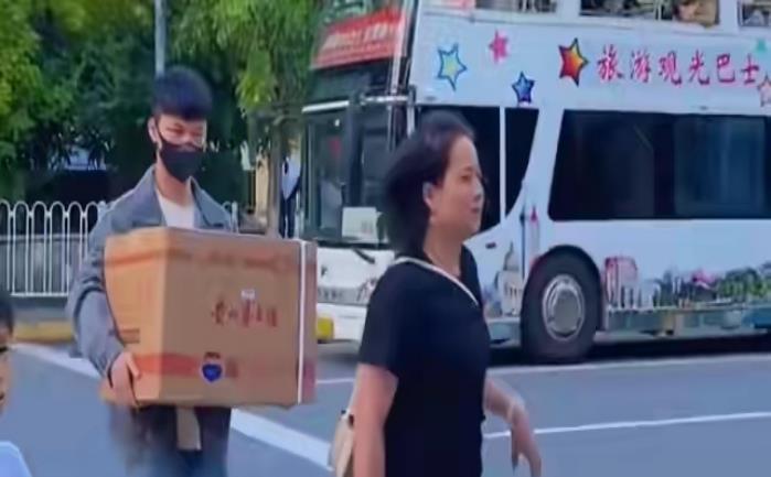 徐锦江|岳云鹏老婆探郭德纲，送一箱茅台几盒月饼走路带风，被赞尊师重道