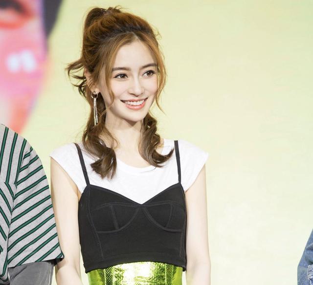 穿衣搭配|angelababy拥有完美容颜不显老,扎半马尾配吊带裙,竹竿腿真吸睛