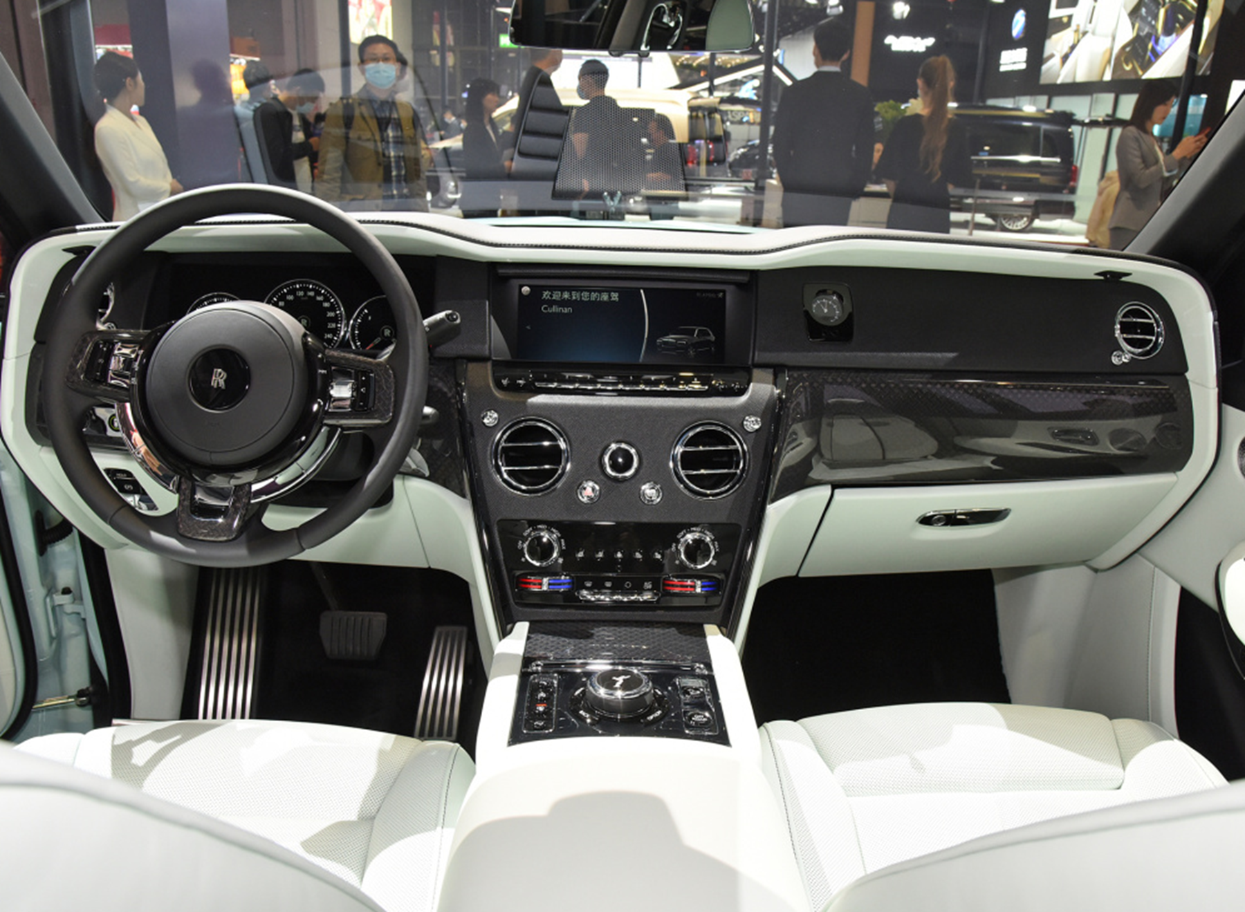 劳斯莱斯库里南 女子告白失败，在700万劳斯莱斯上喷字示爱，车主：朋友都没得做