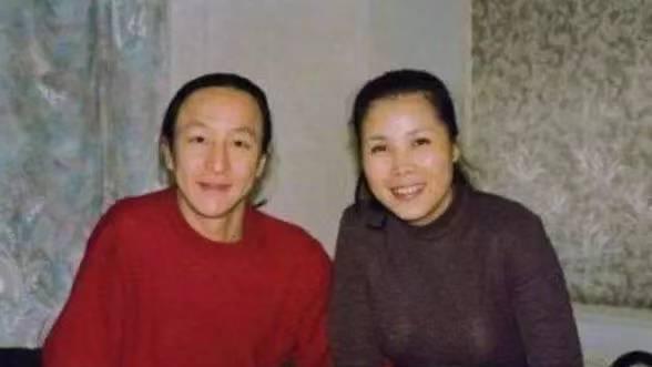 田震|55岁天后田震半山腰游泳，穿泳衣身材圆润，锁骨处红印意外抢镜