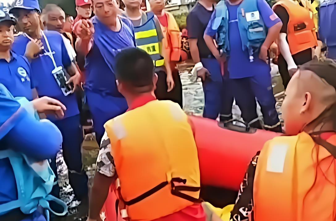 小海社会论|河南:网红为拍摄偷走救援舟,被发现后辩称要救人,遭救援队怒怼