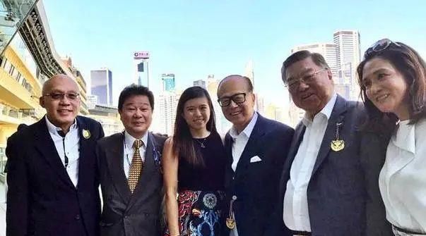 李嘉诚|93岁李嘉诚元旦携子孙拜祭亡妻,港媒却厚脸皮问:何时再捐钱?