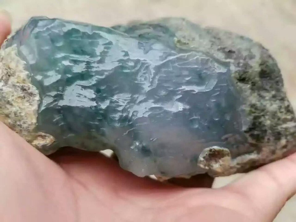 翡翠|翡翠原石中的泥砂皮皮壳，喜忧参半！