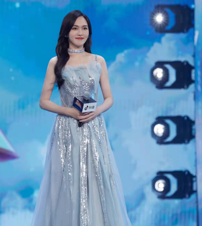 唐嫣|唐嫣主持首秀大成功,穿冰雪亮面裙央视脸美到犯规,气场不输刘涛