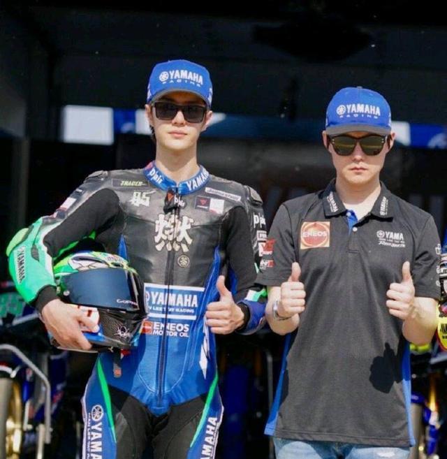 王一博|王一博片场逗猫太投入，被叫去工作后，温柔的反应好像百里弘毅