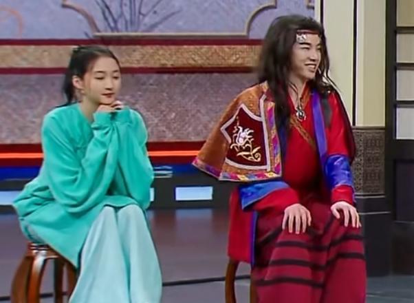 关晓彤|关晓彤穿浅色裙子遇上生理期，全程只保持一个坐姿，花花不敢扭头