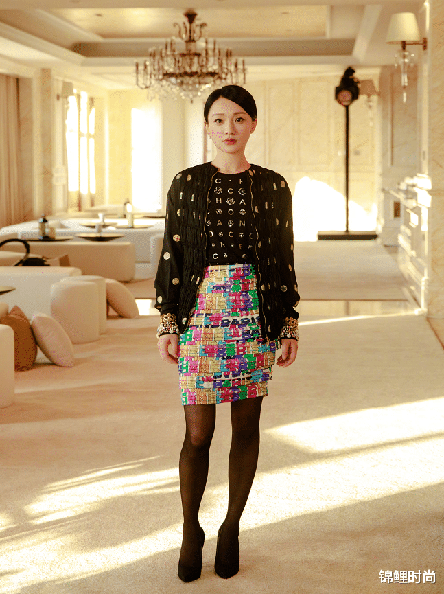 锦鲤时尚|周迅穿小香风也挺任性,假两件连衣裙配皮鞋,身材保持得仍似26岁