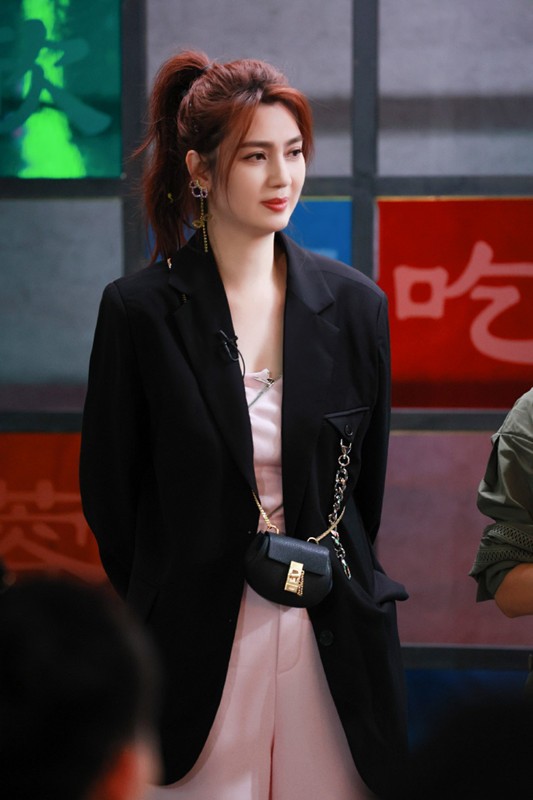 美人哒|洪欣也太时髦了吧!黑色西装穿出满满活力感,49岁老阿姨嫩成少女