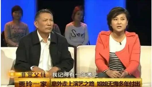 贾玲|《你好，李焕英》细节戳心！贾玲爸爸本色出演，车牌疑似妈妈忌日