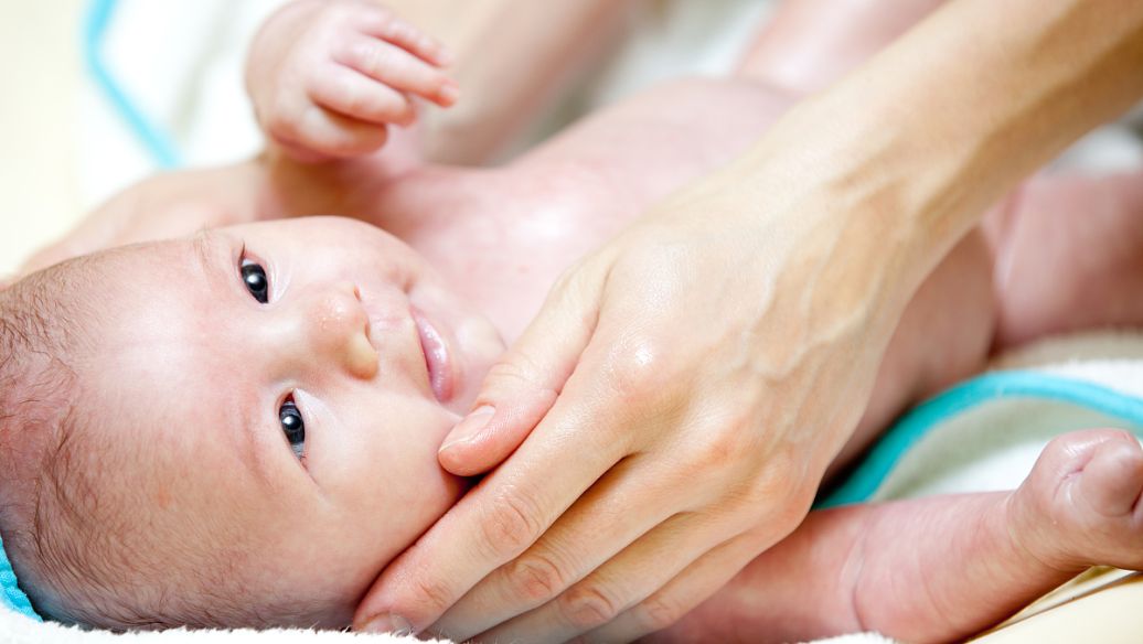 筱筱说育儿|宝宝哭了，宝妈妈才给他喂奶，这对吗？