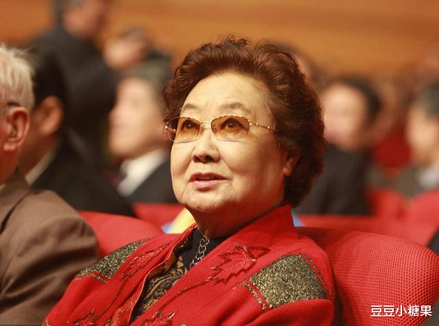 豆豆小糖果 郭兰英的人生：头婚流产遭抛弃，二婚幸福却成寡妇，今90岁无儿女