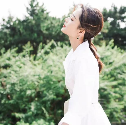 李沁|李沁一袭黑裙搭配翡翠耳环惊艳众人，“完”胜刘亦菲的翡翠装扮！