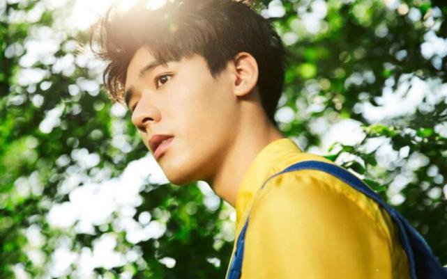 龚俊|龚俊出死亡搭配，不曾想意外的好看，生图下的腿是真实存在的吗