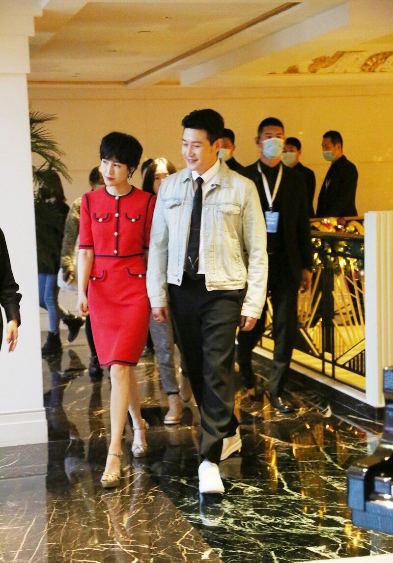 大表姐的时尚圈|鲍蕾气质还是这么好，“小香风”造型典雅高贵，能穿好红色也不易