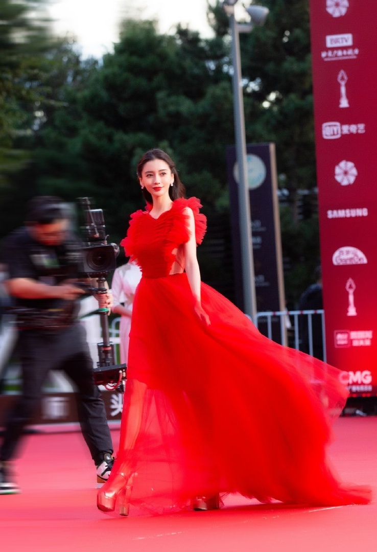 李小冉|杨颖工作室发精修图，遭粉丝吐槽：真不如饭拍，换摄影师吧