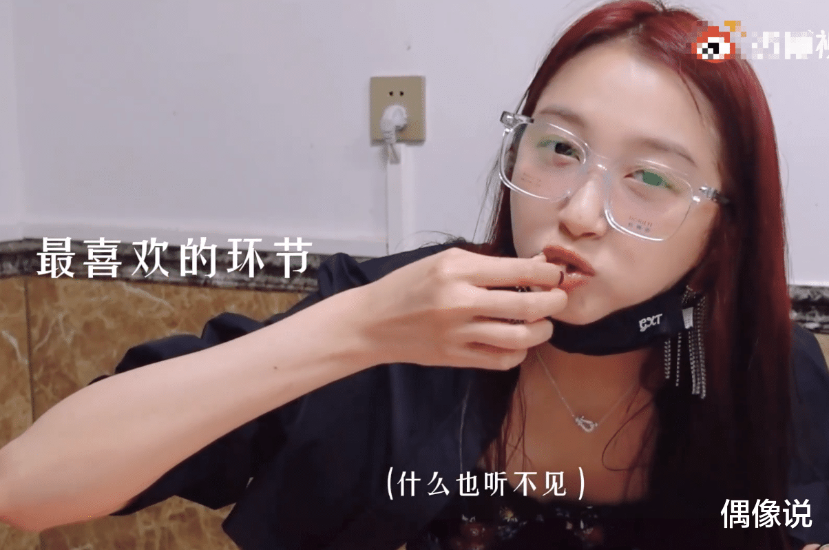 关晓彤|关晓彤晒青岛游玩vlog：不光被蚊子咬脸，丝袜还破洞，辣妹真难当