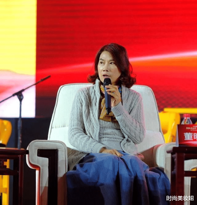 乳腺癌|董明珠不愧是见过世面，穿露肩裙配高领打底，端庄又高级洋气