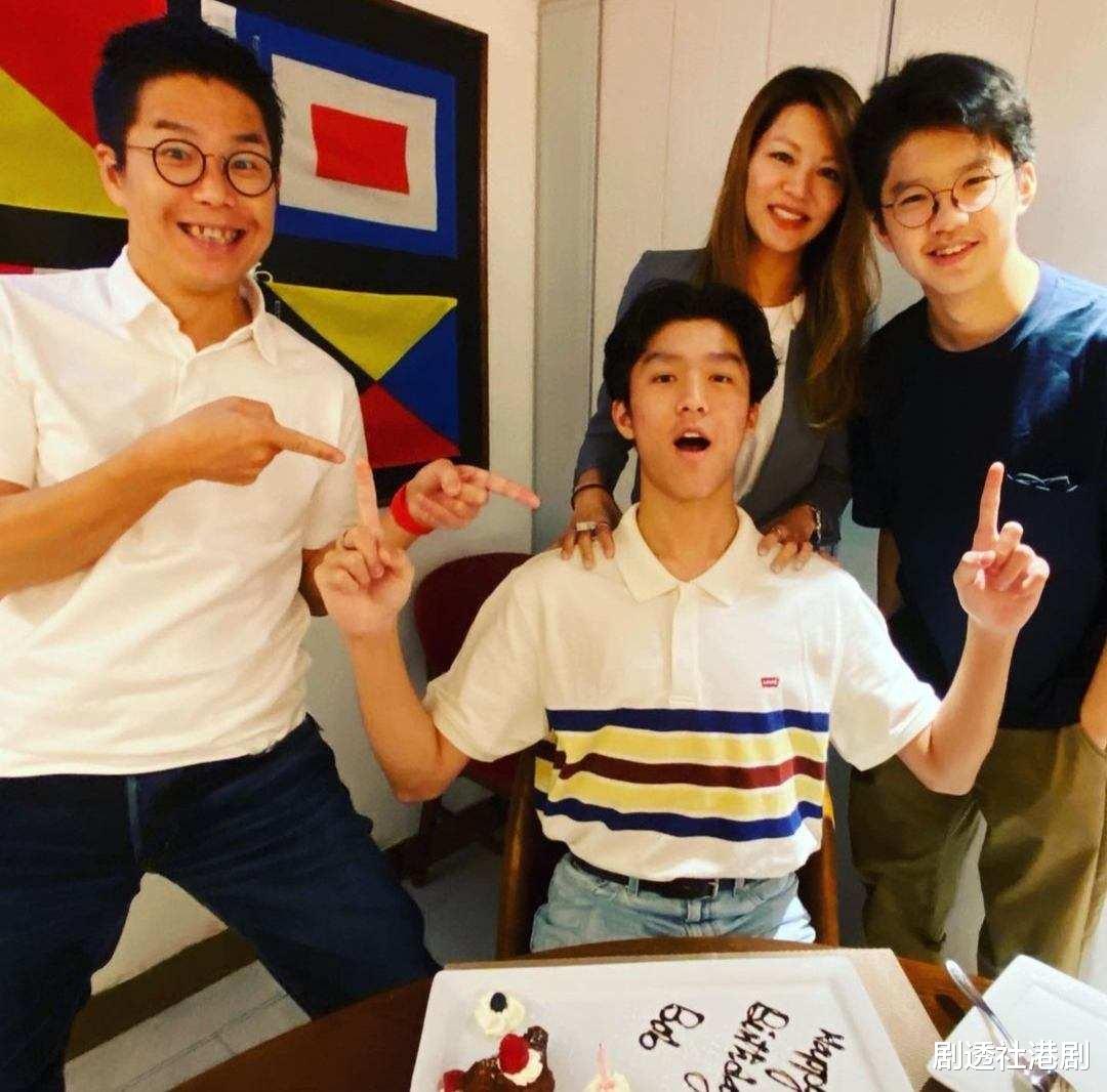 林晓峰|51岁林晓峰独自过圣诞节，两个儿子与前妻团聚，大儿子星味足