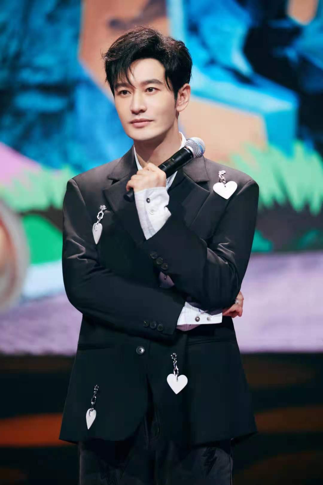 水果|黄晓明戴假发出席活动帅出新高度！减肥20斤去油成功，穿搭超有范