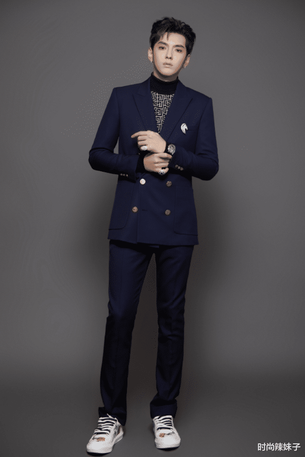 吴亦凡|吴亦凡的“直男坐”火了，双腿呈倒L型，普通人模仿不来