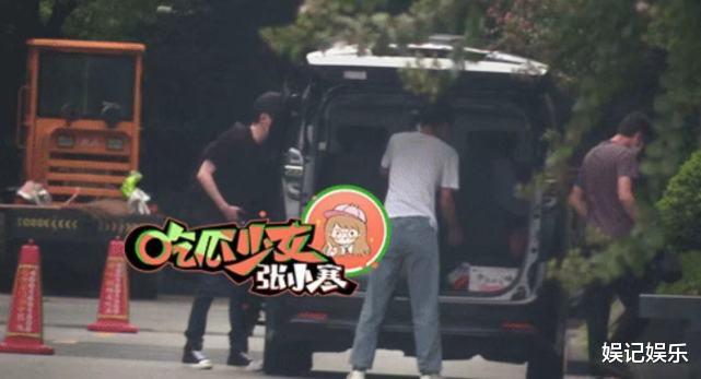 贝克汉姆|冯绍峰带儿子外出，跟赵丽颖离婚后过得很洒脱，2岁想想很懂事