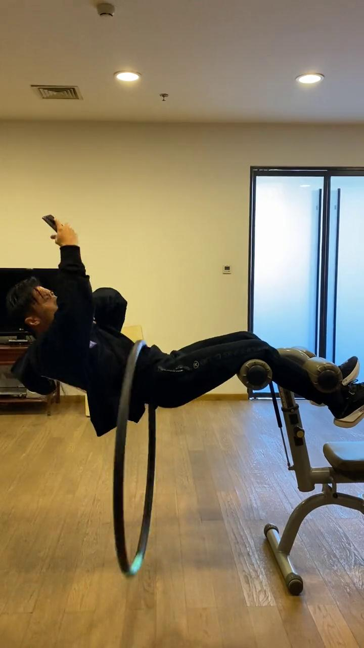 谢霆锋|谢霆锋挑战悬空转呼啦圈，还一脸淡定刷手机，网友：菲和芝的快乐