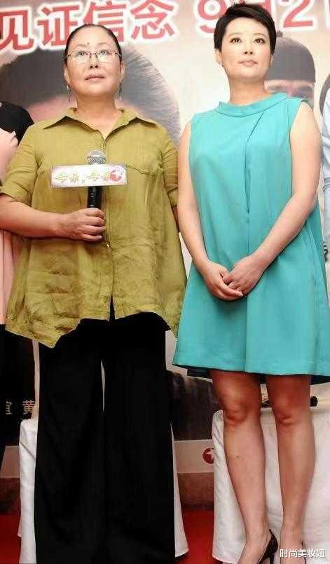 时尚美妆妞|袁立难逃“中年发福”，穿无袖连衣裙手臂好粗壮，但气质仍惊艳
