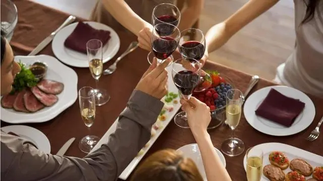 闲聊随心说 饭局上,领导让我去买烟。我很快就花了50买回。晚上收到微信后惊呆了