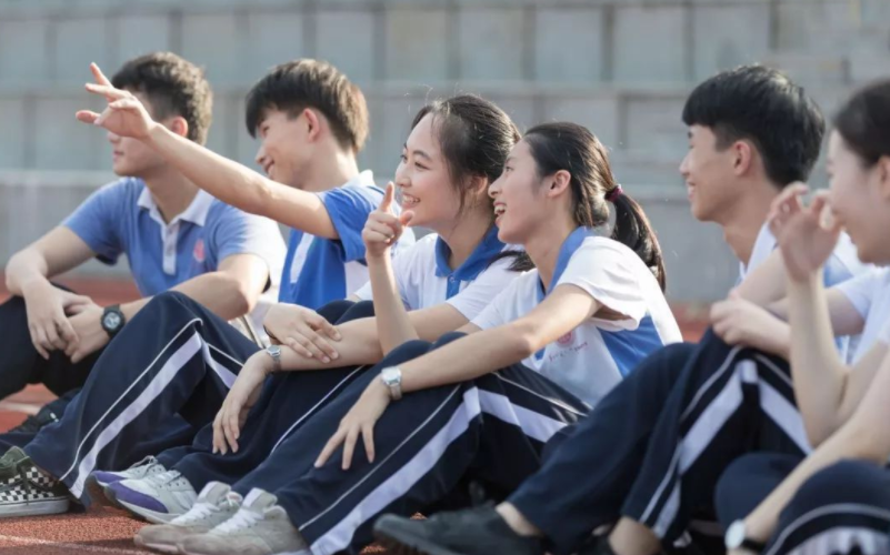 发型 初中“发型标准”公布，男生表示可以接受，女同学看后坐不住了