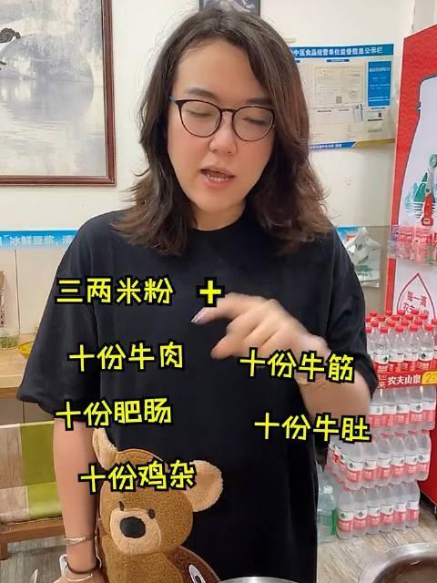 |网红“浪味仙”性别之谜，单身10年独自带娃，女装大佬实属无奈