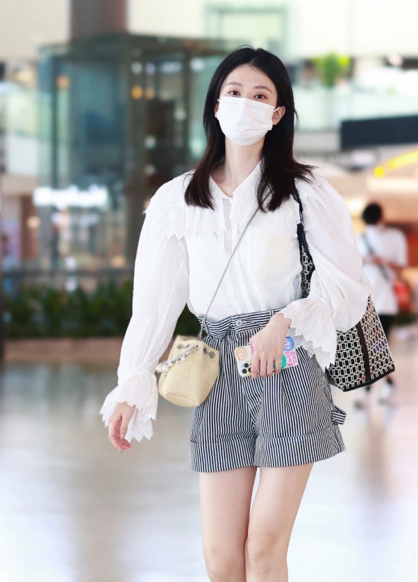 沙溢|乔欣机场生图曝光，穿三分裤秀出漫画腿，真不愧是白富美