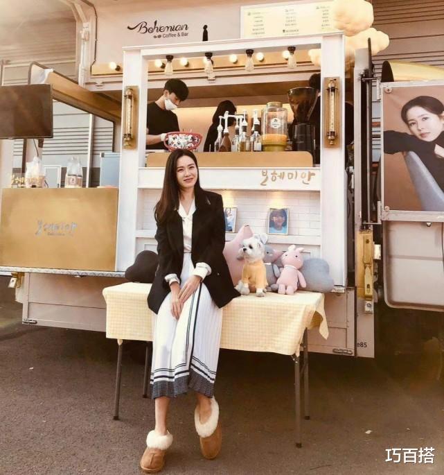 孙艺珍|孙艺珍欧尼太美了！素颜和应援车拍认证照，氛围感不输电影大片