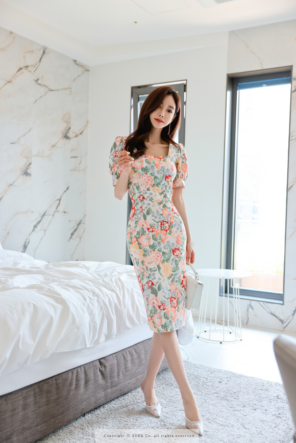 美图美景欣赏|2021最新孙允珠时尚写真：缤纷幻彩阿尔卑斯山谷碎花裙