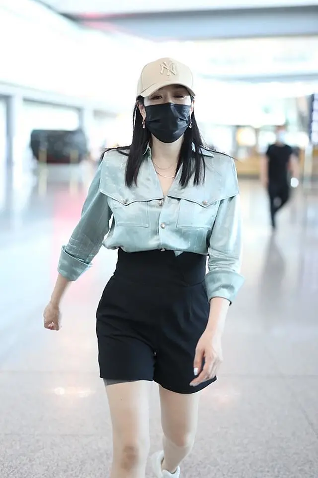 晓说时尚儿|钟丽缇时尚让人难懂，“内衣”穿在高领衫外，老公表情一言难尽