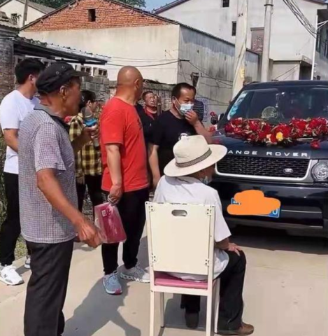 消费新文娱 拄拐老人马路中间坐着拦婚车，谁劝都不动，村支书：把老爷子架走