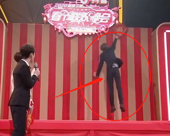 王一博|王一博蔡徐坤同框，生图颜值十分青涩，站一起有人身高撒谎了