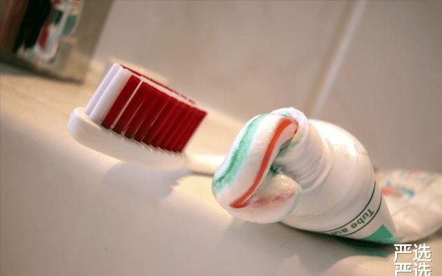 严选 多少人梦寐以求一口大白牙,每天刷牙还是牙黄?可能你用错了牙膏