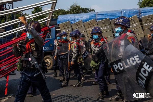 緬甸數百萬人上街抗議，軍方狙擊手已埋伏屋頂，美歐突然趁亂出手-圖2