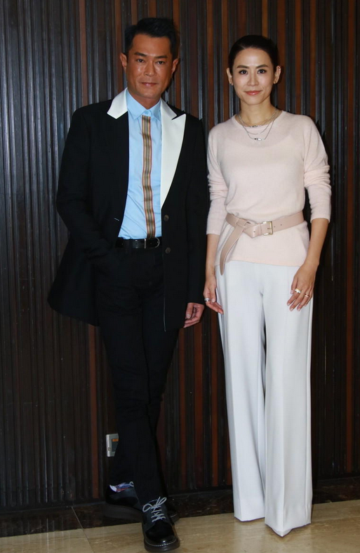 潮流新风 宣萱的服装选的高级,裸粉色毛衣配阔腿裤,51岁未嫁却活得精致