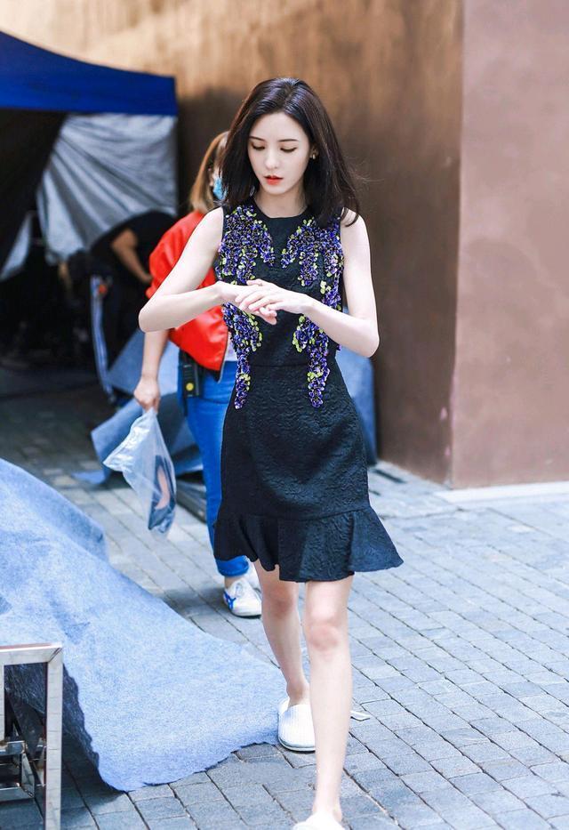 谢娜|张予曦新剧“火了”，素颜“冷白皮”被赞，自用身体乳为亮点