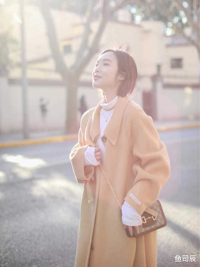 鱼司辰|秋天太适合穿大地色了，大衣搭配直筒裤气质又高级，太喜欢了