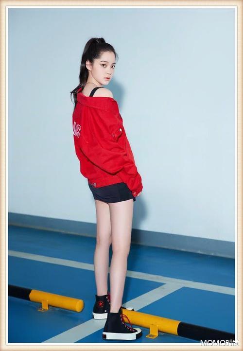 杨幂|欧阳娜娜黑丝拍摄封面，黑丝加持少女感，春晚演绎精彩红色精神