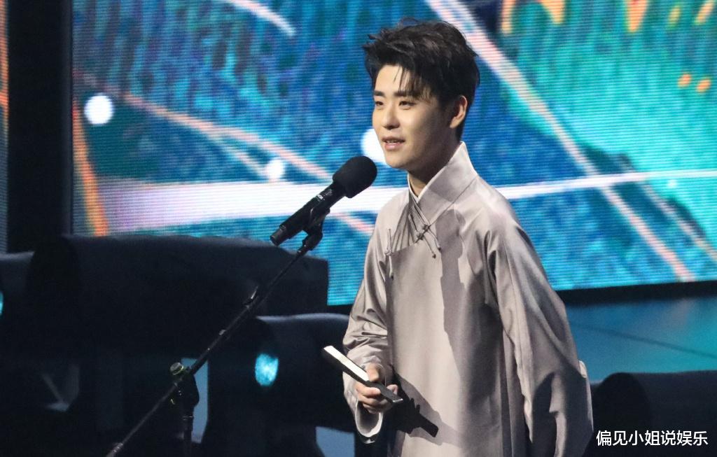 张云雷|TMEA盛典感人一幕，德云社张云雷演唱前先换大褂，这就是艺德！