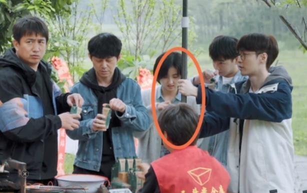 张艺兴|张艺兴《向往5》从不喝特仑苏，不是不能是不敢，一口赔偿上百万