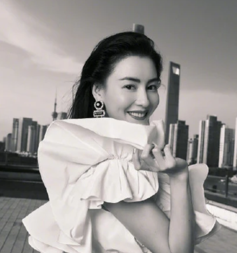 湖南卫视|张柏芝天台氛围感大片曝光诠释摩登优雅