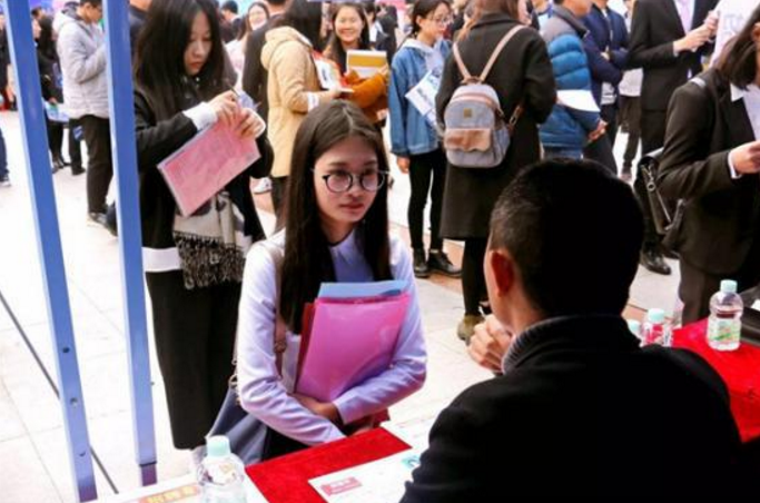 本科生|大公司爆内幕，我们不要“三无家庭”本科生，职场内卷有多严重？